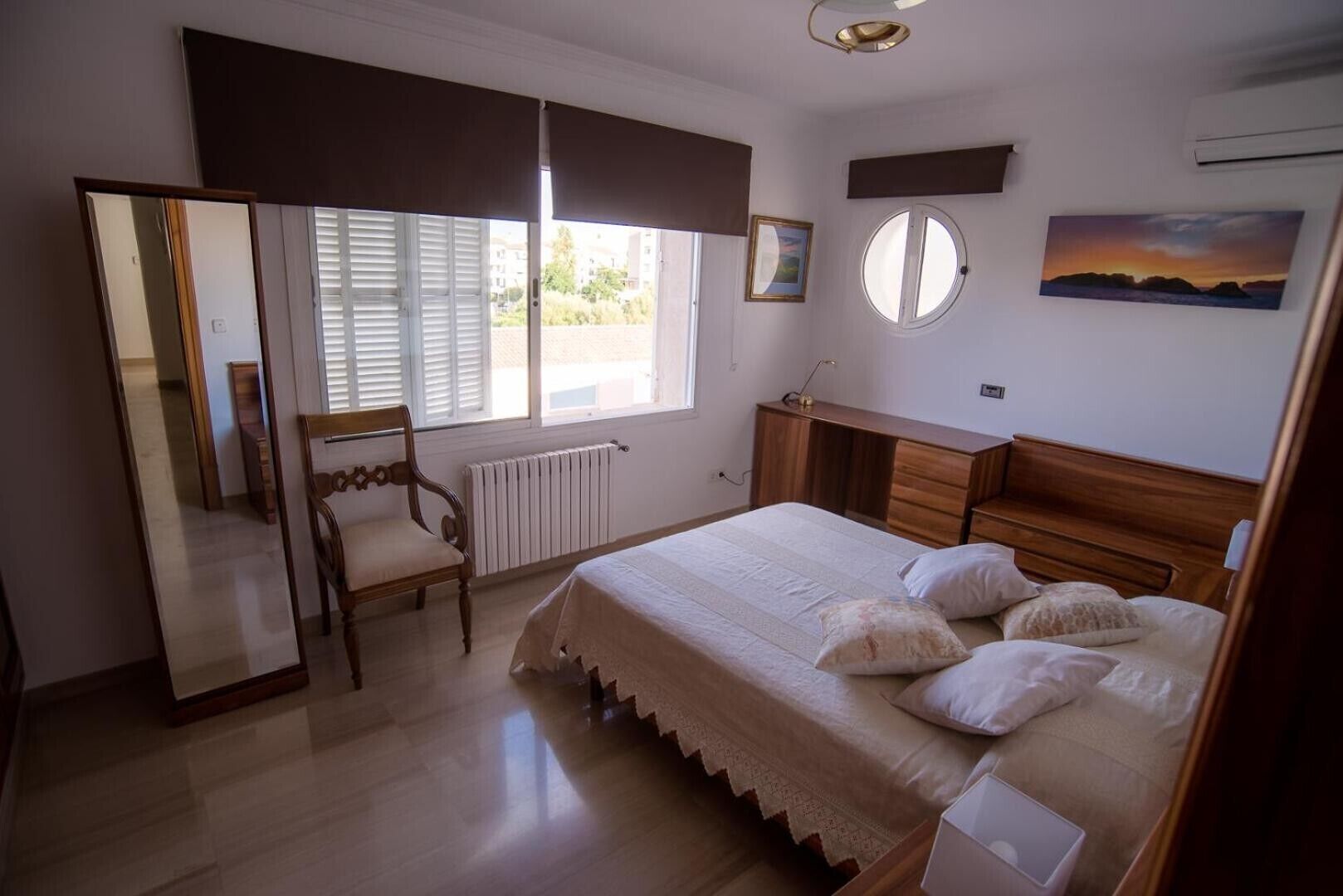 5 slaapkamers, een strijkplank/strijkijzer, gratis wifi, beddengoed