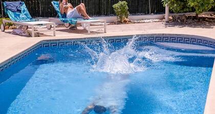 Villa 'Casa Filipinas' with Private Pool, Wi-Fi and Air Conditioning