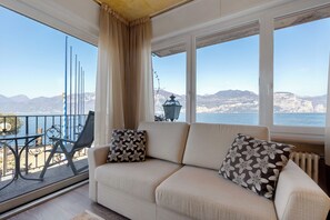 TV - Apartment 'Bianca' with Lake View, Wi-Fi and Air Conditioning (Brenzone sul Garda)