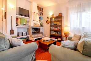 TV, fireplace, stereo