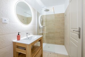 Douche, séchoir à cheveux, serviettes fournies