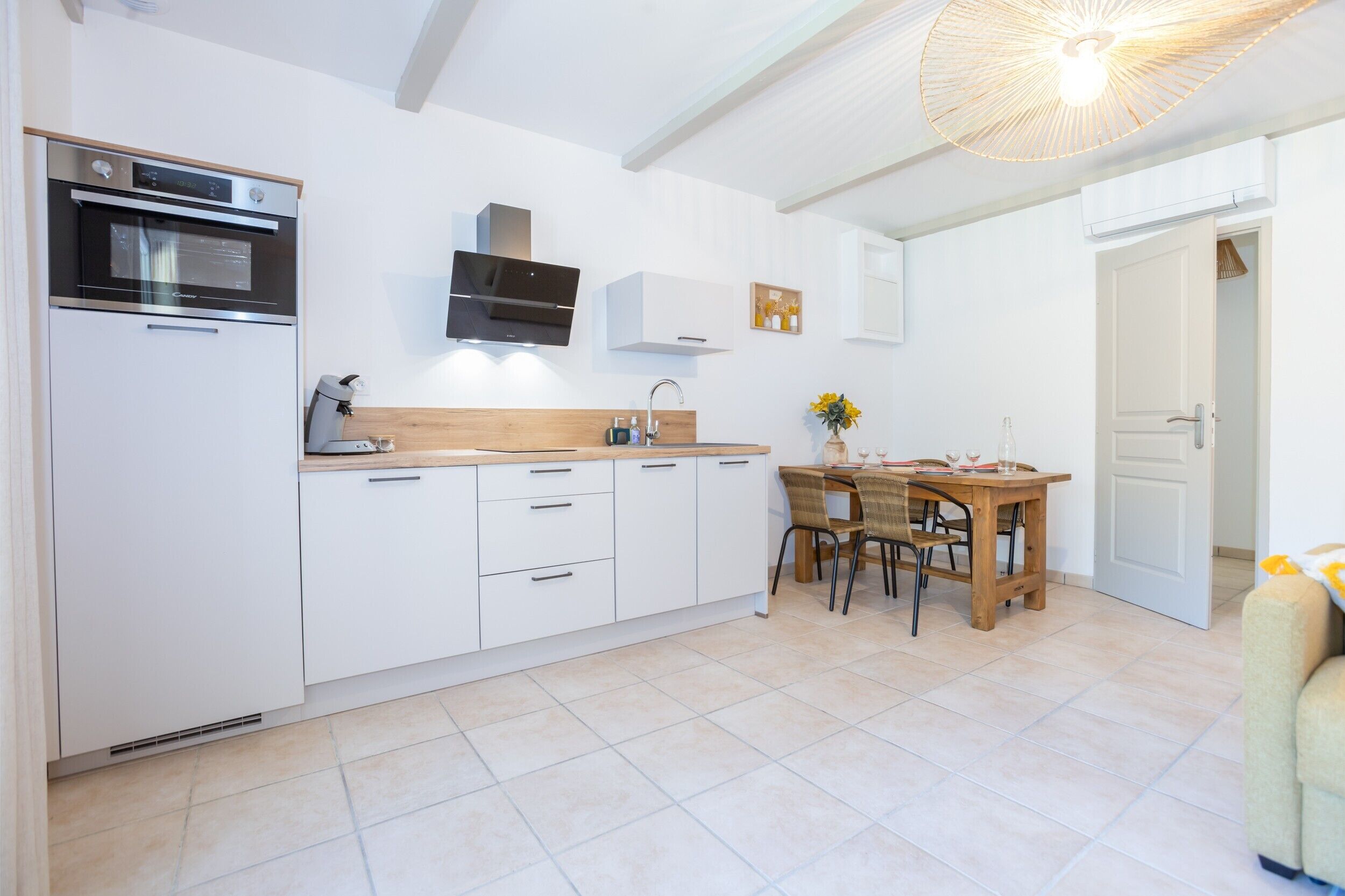 Jääkaappi, mikroaaltouuni, uuni, liesi