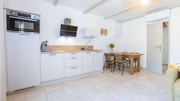 Jääkaappi, mikroaaltouuni, uuni, liesi