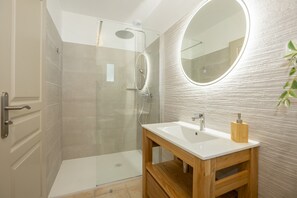 Douche, séchoir à cheveux, serviettes fournies