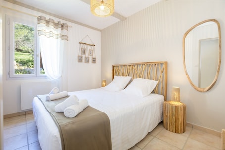 1 bedroom, free WiFi, bed sheets. Apartment "Domaine De Meyrol - Gîte 2" with Mountain View, Wi-Fi and Air Conditioning