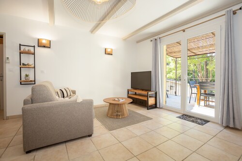 “Domaine De Meyrol - Gîte 3” Apartment with Private Terrace, Wi-Fi, and Air Conditioning