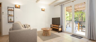 “Domaine De Meyrol - Gîte 3” Apartment with Private Terrace, Wi-Fi, and Air Conditioning