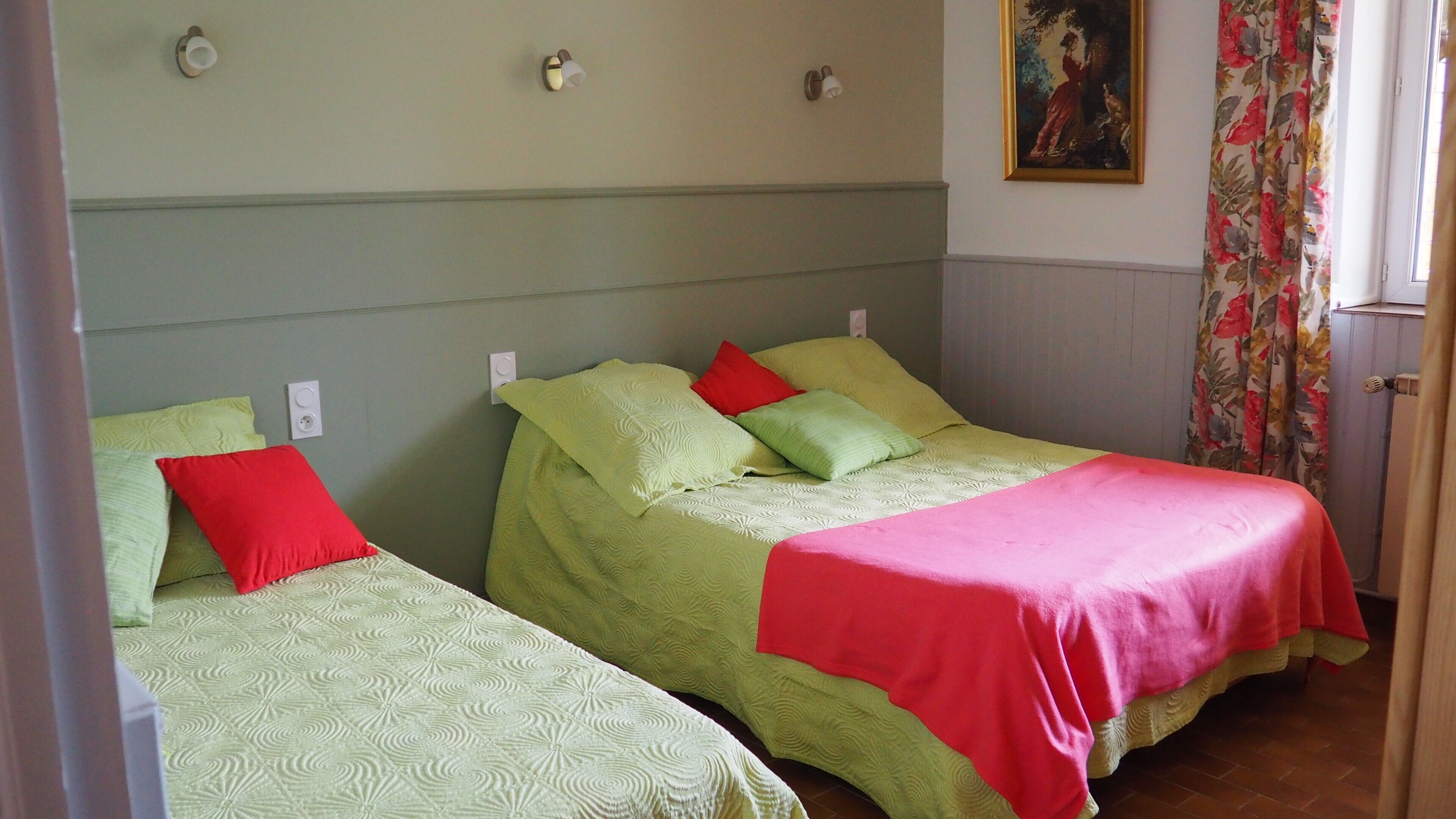 2 chambres, fer et planche à repasser