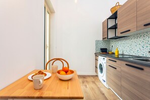 Kühlschrank, Herdplatte, Wasserkocher mit Kaffee-/Teezubehör