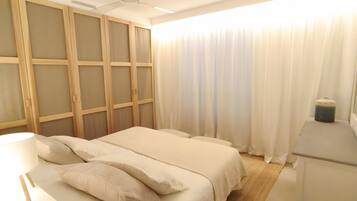 6 bedrooms, iron/ironing board, free WiFi, bed sheets