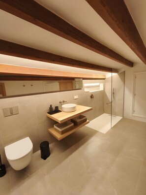 Shower, hair dryer, towels - Villa Cabrera – Luxury Villa Facing the Mediterranean Sea (Colònia de Sant Jordi)