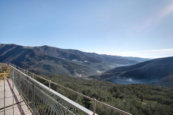 Un paisaje montañoso con cielo despejado.