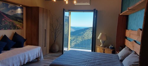 Ferme 'Il Nido Tra Gli Ulivi' avec vue sur la mer, Wi-Fi et climatisation