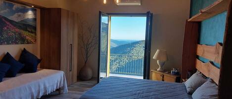 3 slaapkamers, een strijkplank/strijkijzer, gratis wifi, beddengoed