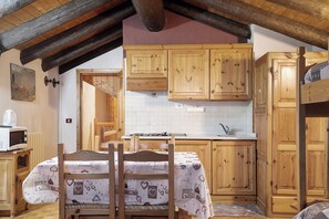 Dining - Apartment 'Grimondet' with Shared Terrace, Shared Garden and Wi-Fi (Gressan)