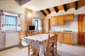 Dining - Apartment 'Chamolé' with Shared Terrace, Shared Garden and Wi-Fi (Gressan)