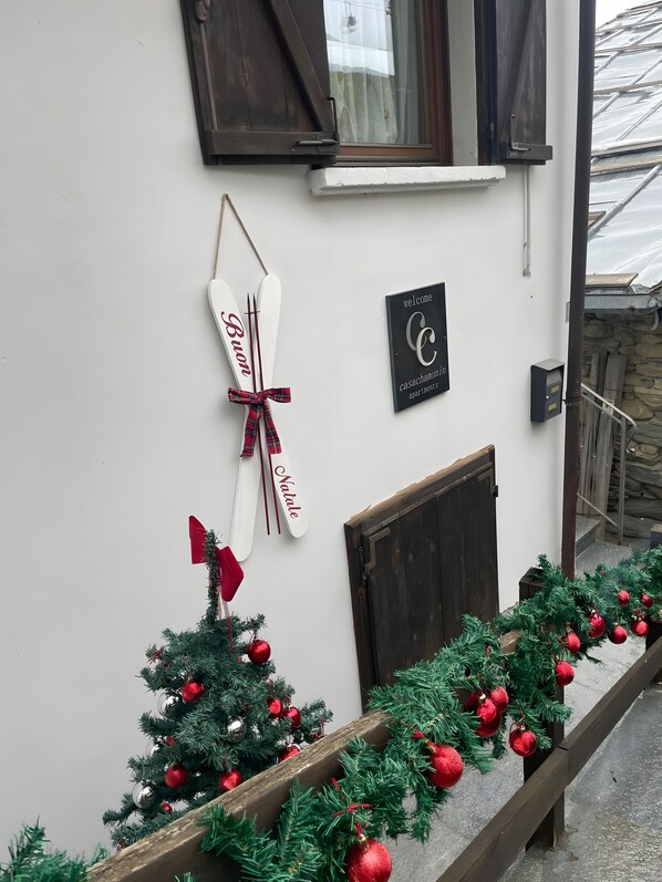 Exterior detail - Apartment 'Chamolé' with Shared Terrace, Shared Garden and Wi-Fi (Gressan)