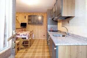 Kühlschrank, Mikrowelle, Herdplatte, Wasserkocher