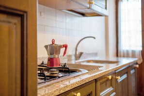 Réfrigérateur, micro-ondes, plaque de cuisson, bouilloire électrique