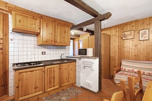 Køleskab, mikrobølgeovn, kogeplade, elkedel