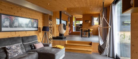 Televisie, een open haard en een stereo