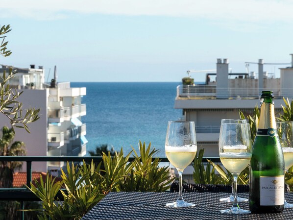 Outdoor dining - Duplex with Rooftop and Sea View – Palm Beach (Cannes)