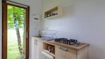 Réfrigérateur, plaque de cuisson, cafetière/bouilloire