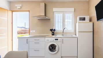 Een koelkast, een magnetron, een kookplaat