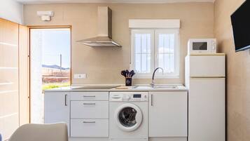 Frigorífic, microones, placa de cuina i cafetera i tetera