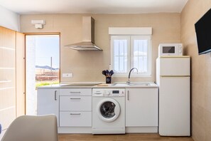 Frigorifero, microonde, piano cottura, macchina per tè/caffè