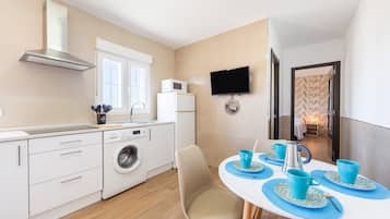 Frigorífic, microones, placa de cuina i cafetera i tetera