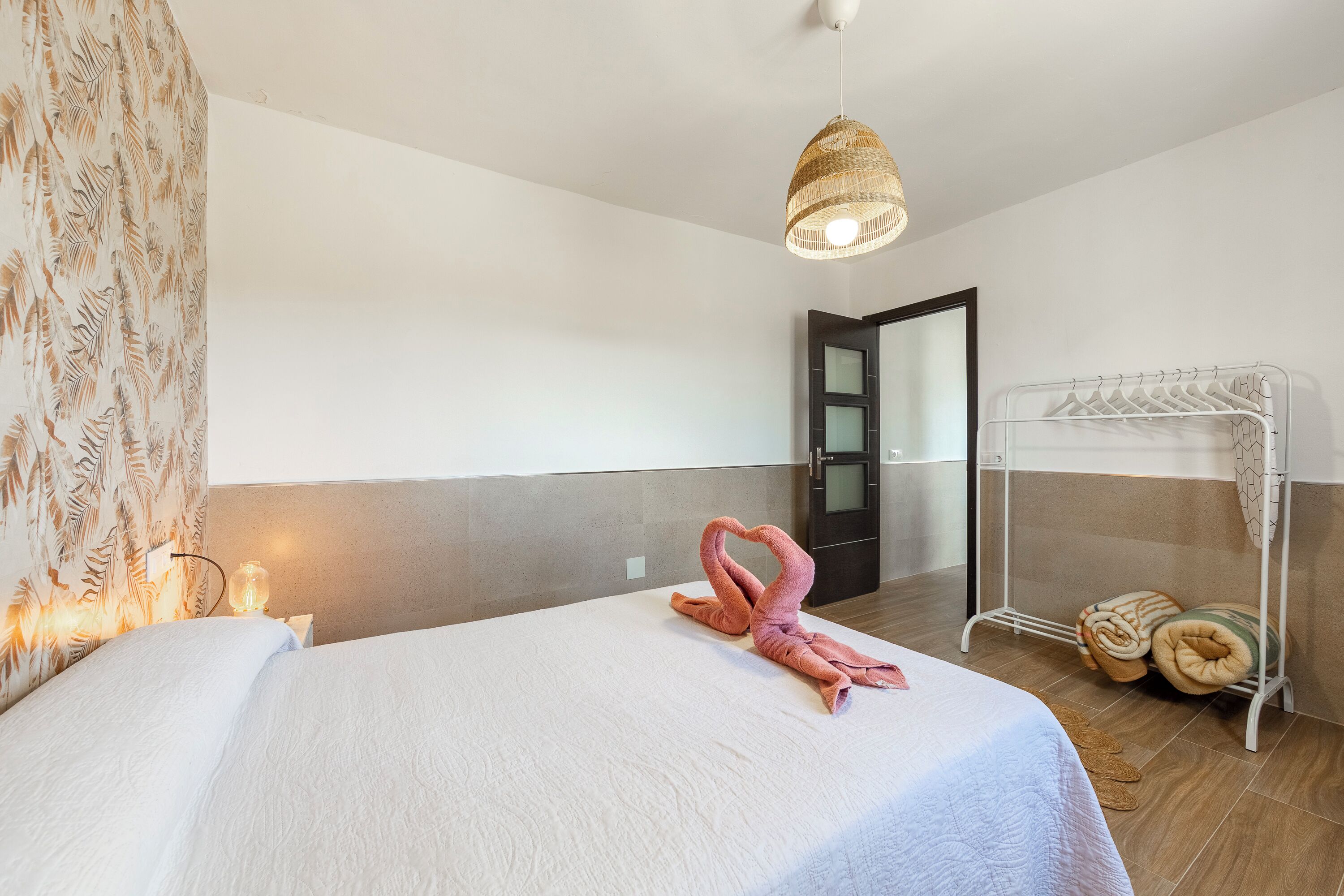 1 多间卧室、床单