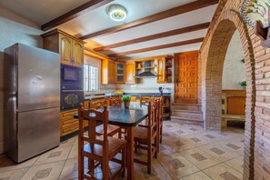 Frigorífico, microondas, horno y cafetera o tetera