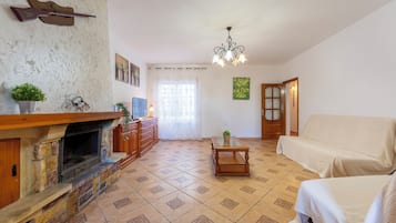 TV, fireplace