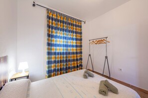4 bedrooms, bed sheets