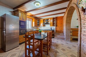 Refrigerador, microondas, horno, cafetera/tetera