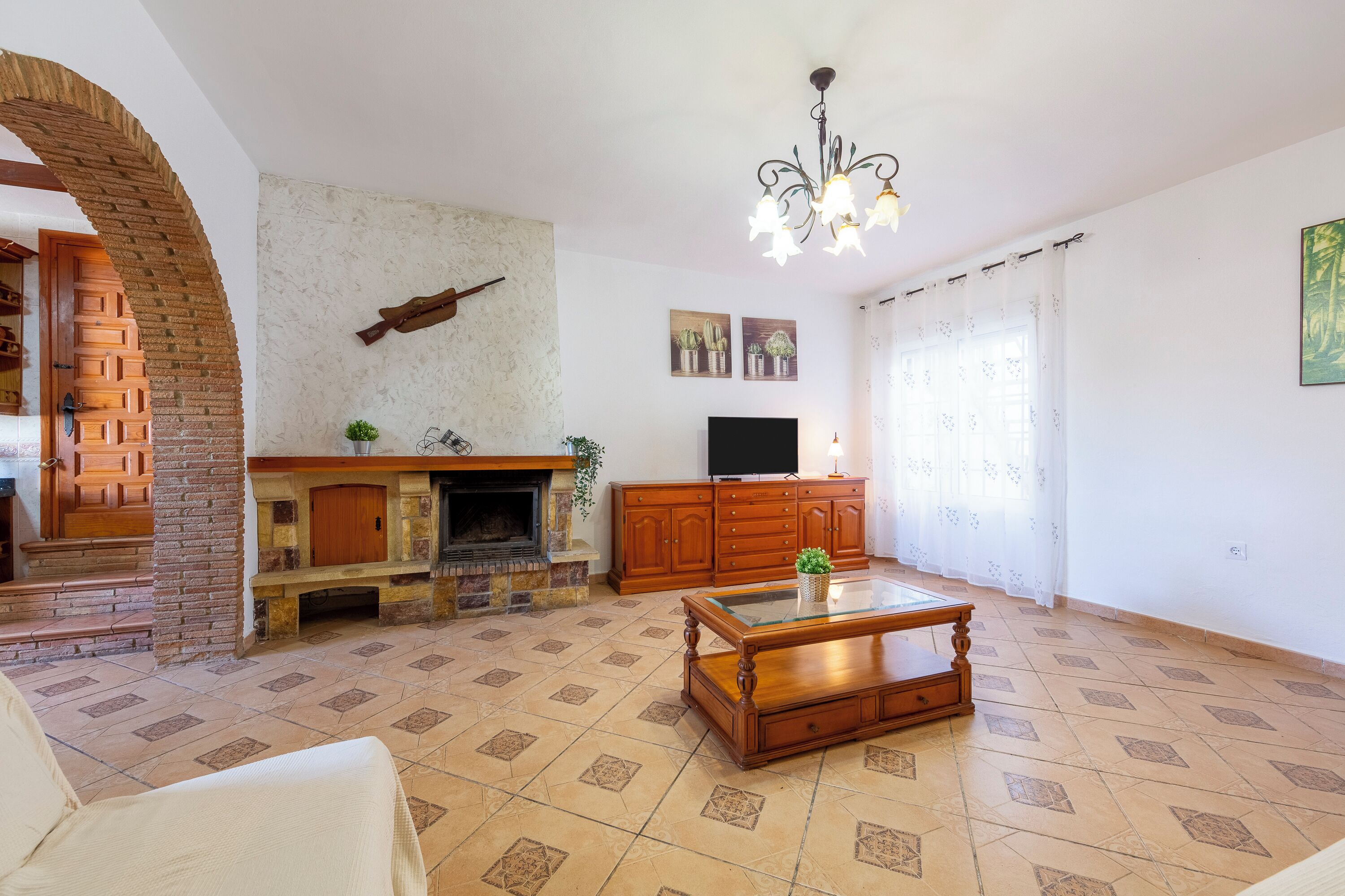 Een televisie en een open haard