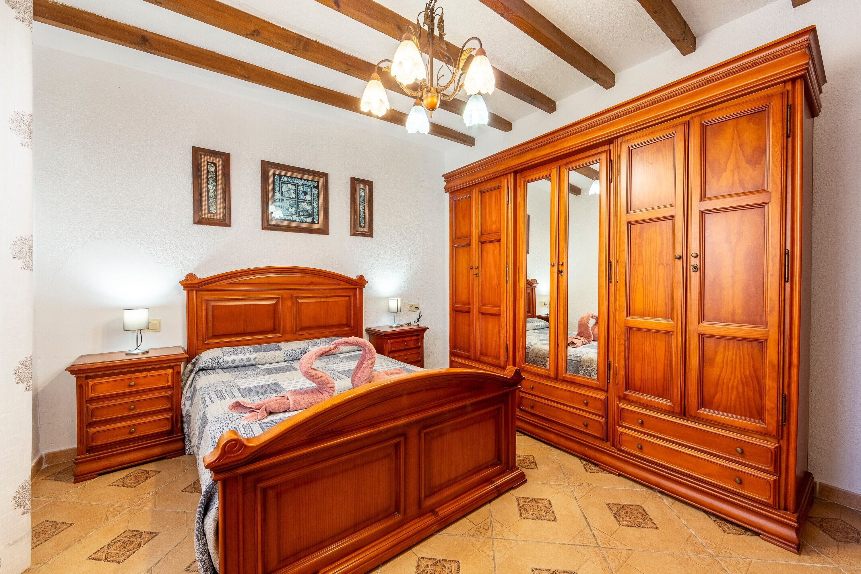 4 bedrooms, bed sheets