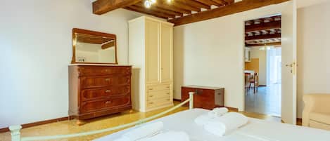 1 chambre, fer et planche à repasser, draps fournis