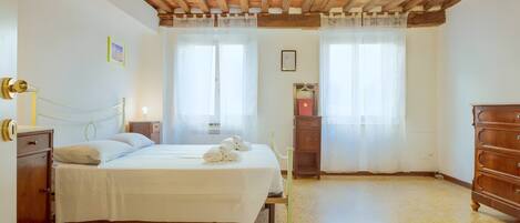 1 makuuhuone, silitysrauta/-lauta, vuodevaatteet