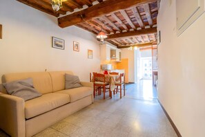 Living area - Apartment 'La Finestra Sull'anfiteatro' with Air Conditioning (Lucca)