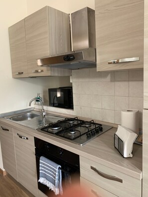 Frigorifero, microonde, forno, piano cottura