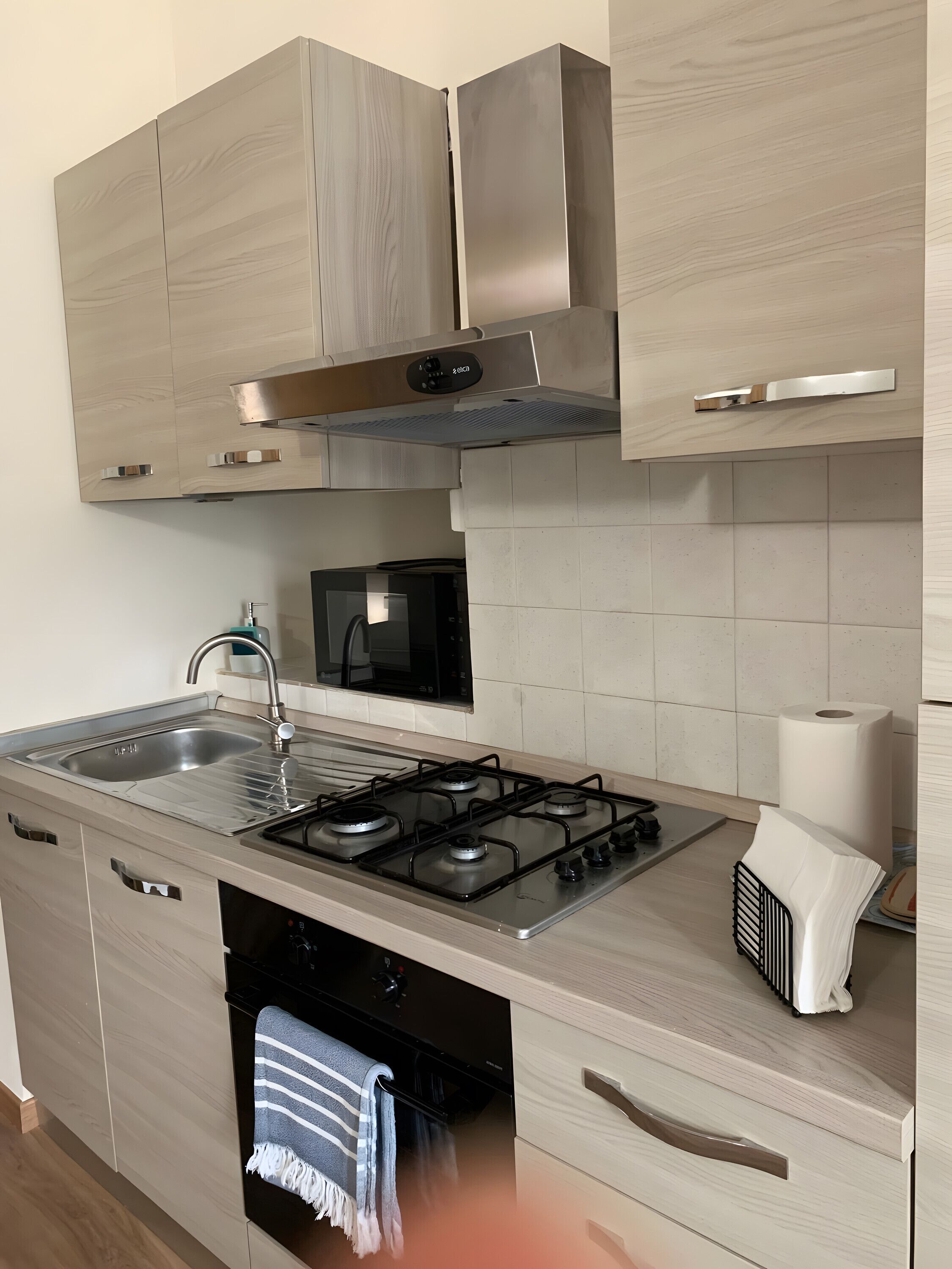 Een koelkast, een magnetron, een oven, een kookplaat