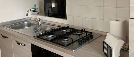 Køleskab, mikrobølgeovn, ovn, kogeplade