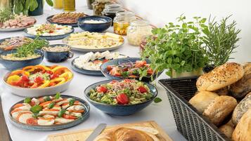 Café da manhã com buffet todos os dias (PLN 50 por pessoa)