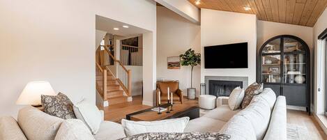 Smart TV, fireplace