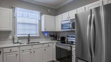 Refrigerador, microondas, horno, placa de cocina