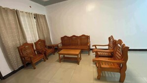Una sala de estar con un sofá, dos sillones y una mesa de centro.