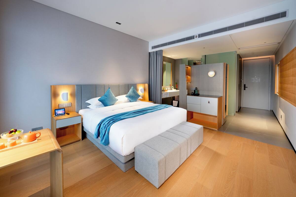 Deluxe King Room | Desk, free WiFi