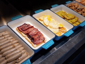 Daily buffet breakfast (CNY 68 per person)